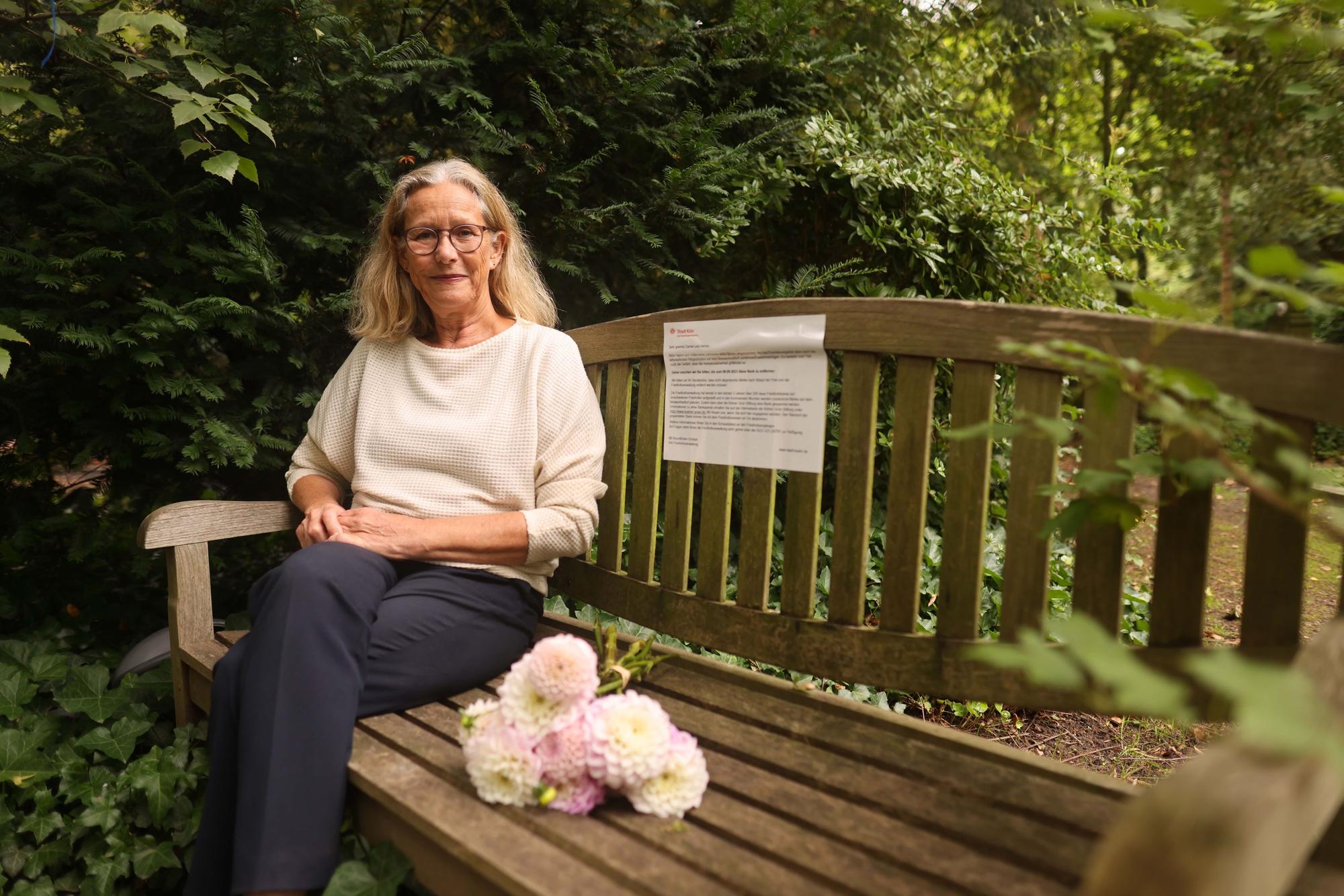 Annegret Fleischel am Grab ihres Sohnes.