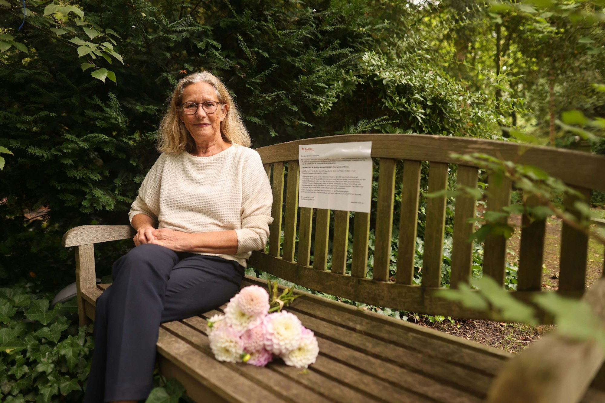 Annegret Fleischel am Grab ihres Sohnes.