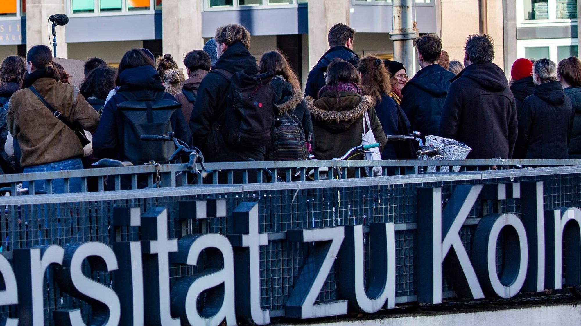 Studierende am Hauptgebäude der Kölner Universität.