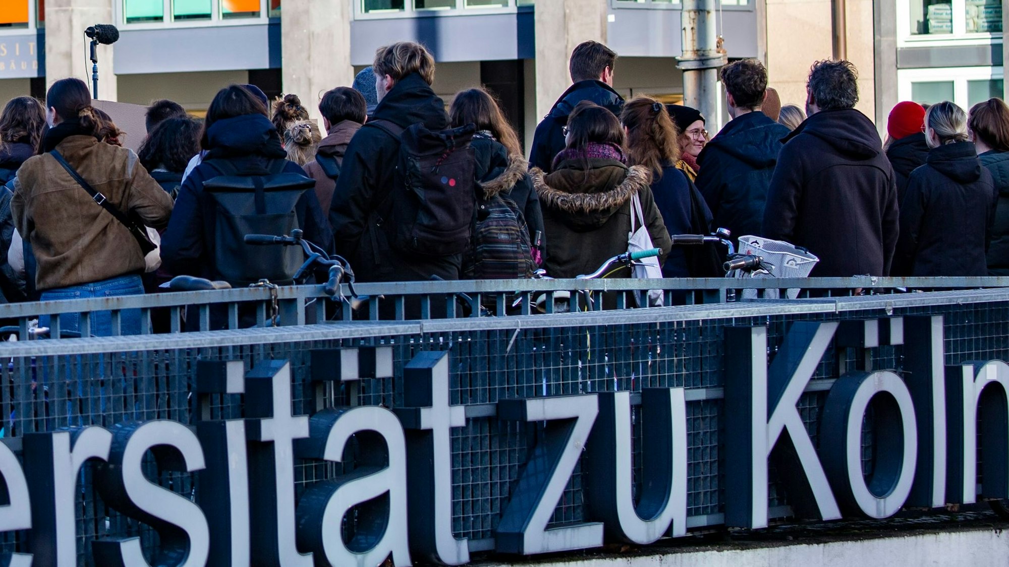Studierende am Hauptgebäude der Kölner Universität.