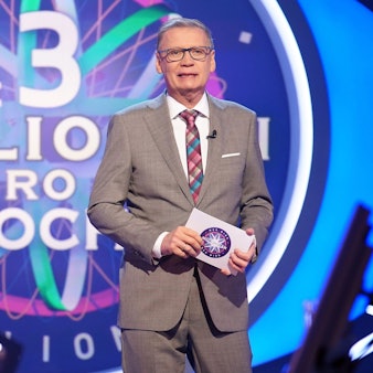 Moderator Günther Jauch steht in der Kulisse der RTL-Quizshow «Wer wird Millionär? Die 3-Millionen-Euro-Woche».