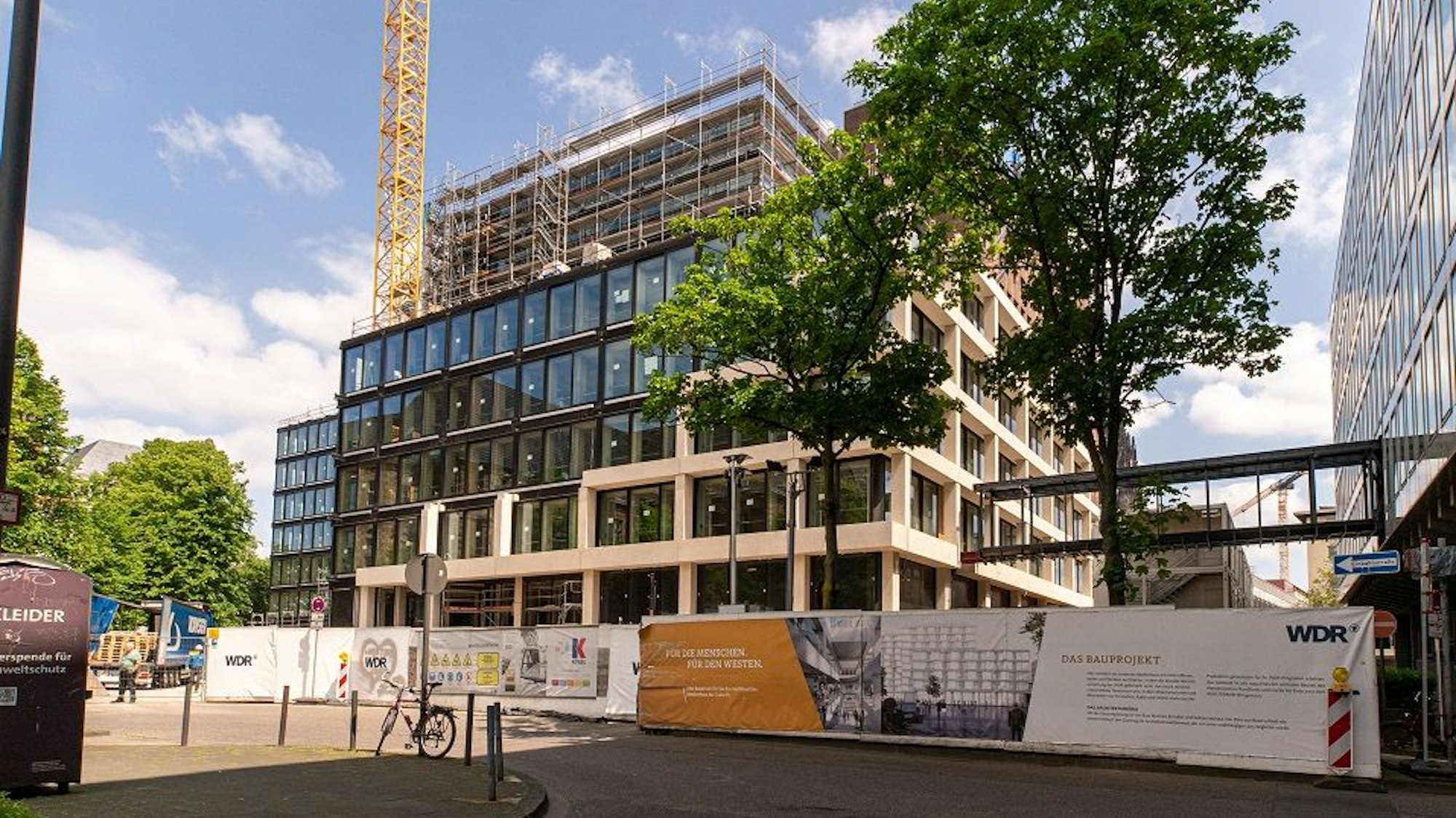 Das WDR-Filmhaus erhält derzeit seine neue Fassade.