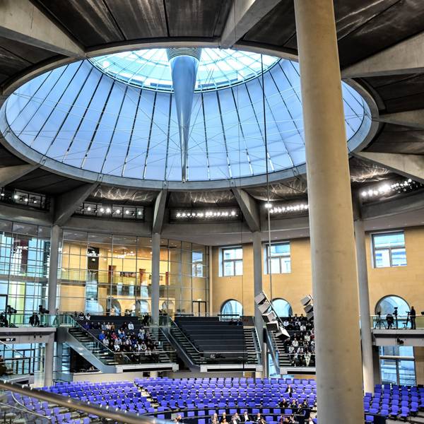 Blick in den Plenarsaal, wo die Abgeordneten debattieren.
