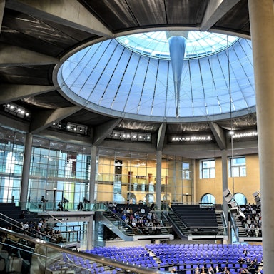 Blick in den Plenarsaal, wo die Abgeordneten debattieren.