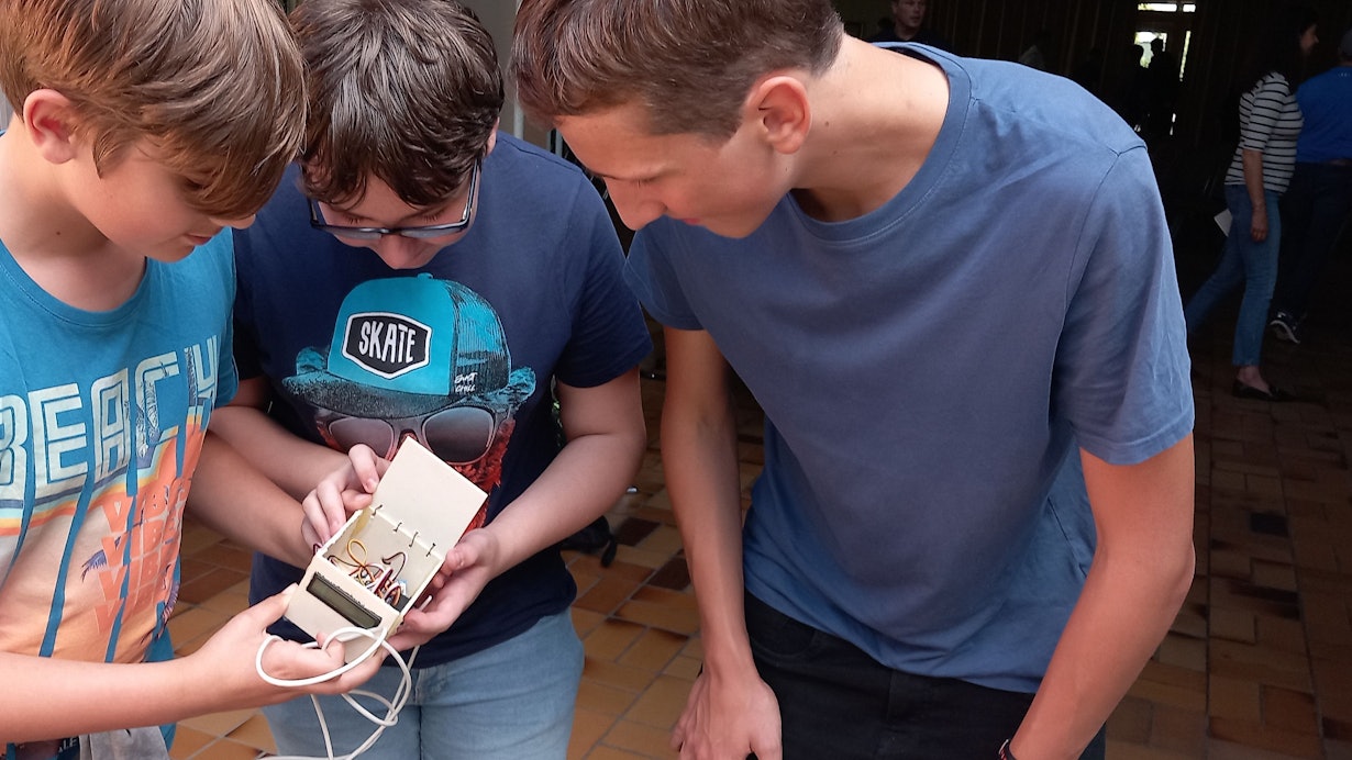 Hacker Days an der Hans-Dietrich-Genscher-Schule in Berkum. Finn, Tobias und Mads kontrollieren ihren Türöffner.