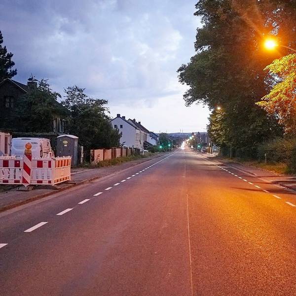 Das Bild zeigt die B266 in Roggendorf am Abend. Zu diesen Stunden ist auf der Straße nicht viel Verkehr.