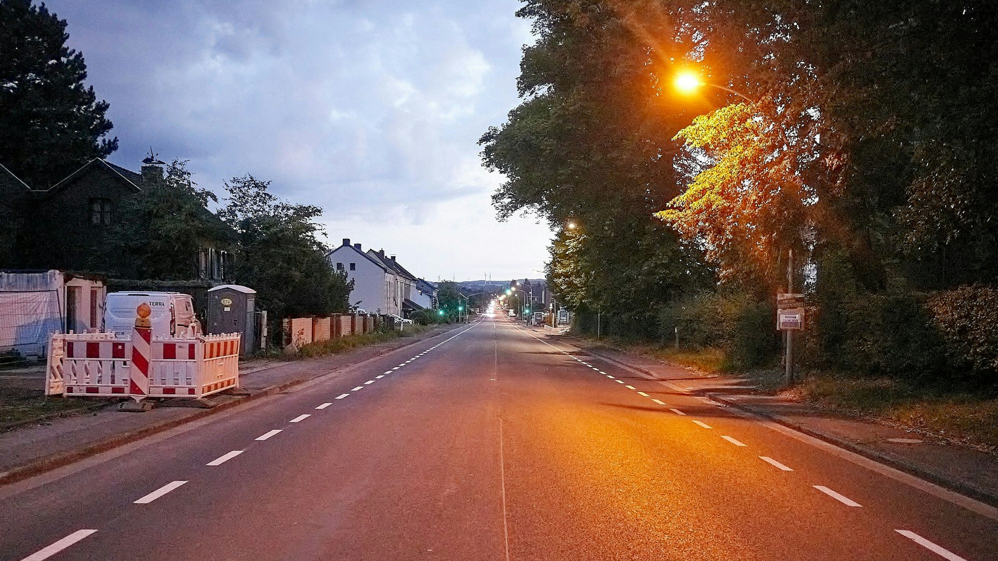 Das Bild zeigt die B266 in Roggendorf am Abend. Zu diesen Stunden ist auf der Straße nicht viel Verkehr.