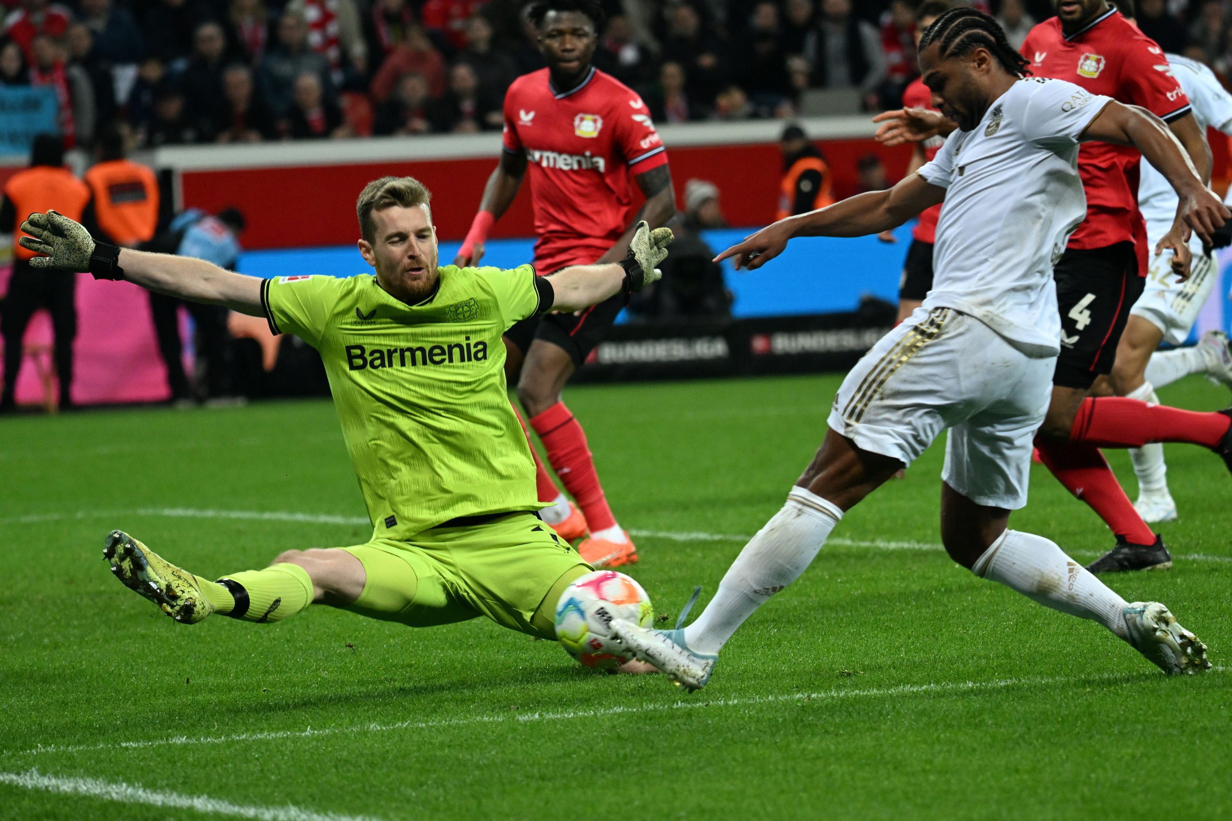 Hat einen neuen Konkurrenten: Bayer-Keeper Lukas Hradecky (hier gegen Bayerns Serge Gnabry).