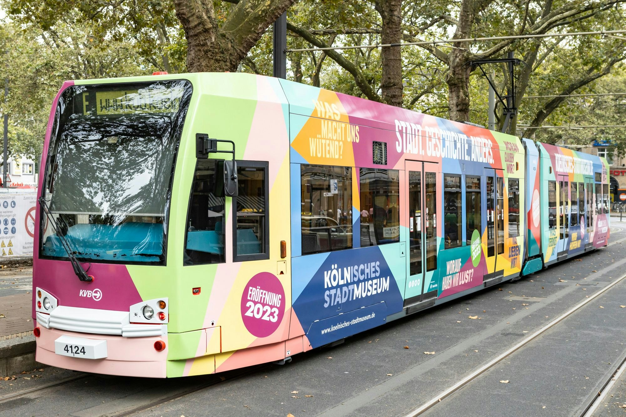 Bahn der KVB mit Werbung für das Stadtmuseum.