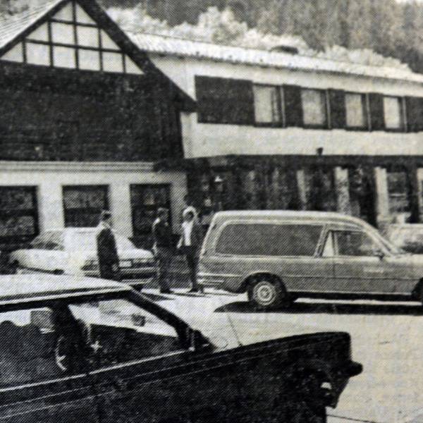 Vor der Gastätte "Naafshäuschen" in Lohmar stehen am Tag der Ermordung von Claudia Otto Einsatzfahrzeuge der Polizei und ein Leichenwagen.