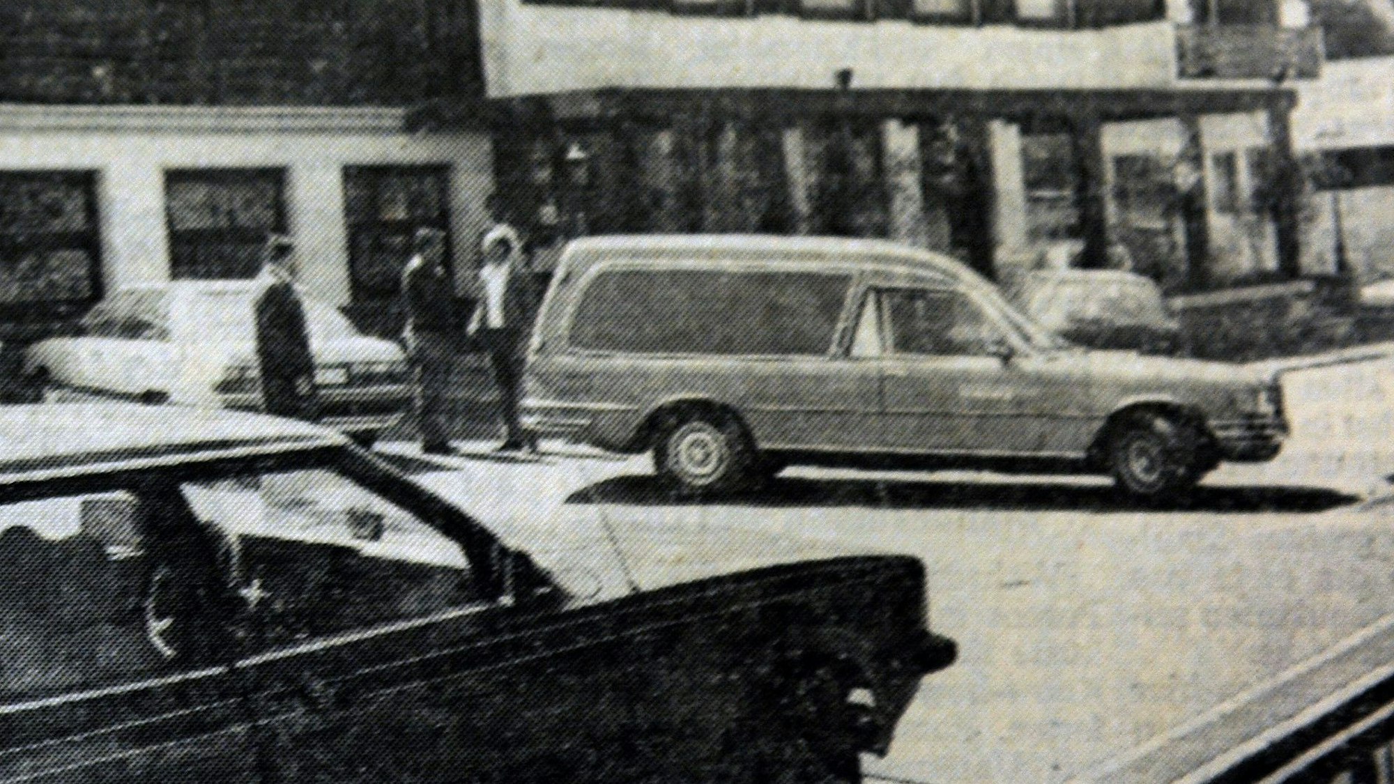 Ein Leichenwagen steht vor einer Gaststätte.