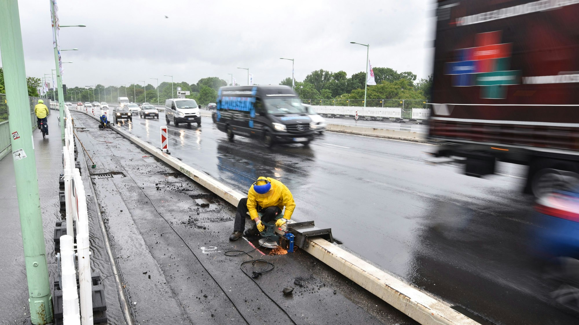 Über dieses Schrammbord schleuderte bei einem Unfall ein Fahrzeug und blieb auf dem Radweg stehen.