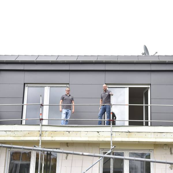 Ein nachhaltiges Mehrfamilienhaus bauen Thomas Mahlberg (links) und Christian Lorse in Dahlem.