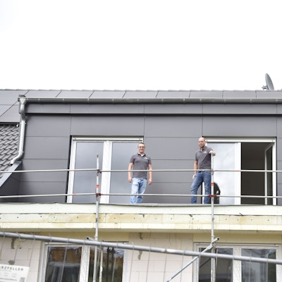 Ein nachhaltiges Mehrfamilienhaus bauen Thomas Mahlberg (links) und Christian Lorse in Dahlem.