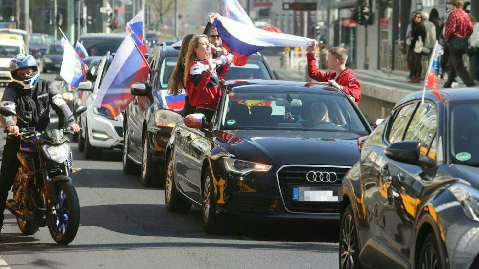 Teilnehmer eines pro-russischen Autokorsos (Archivbild)