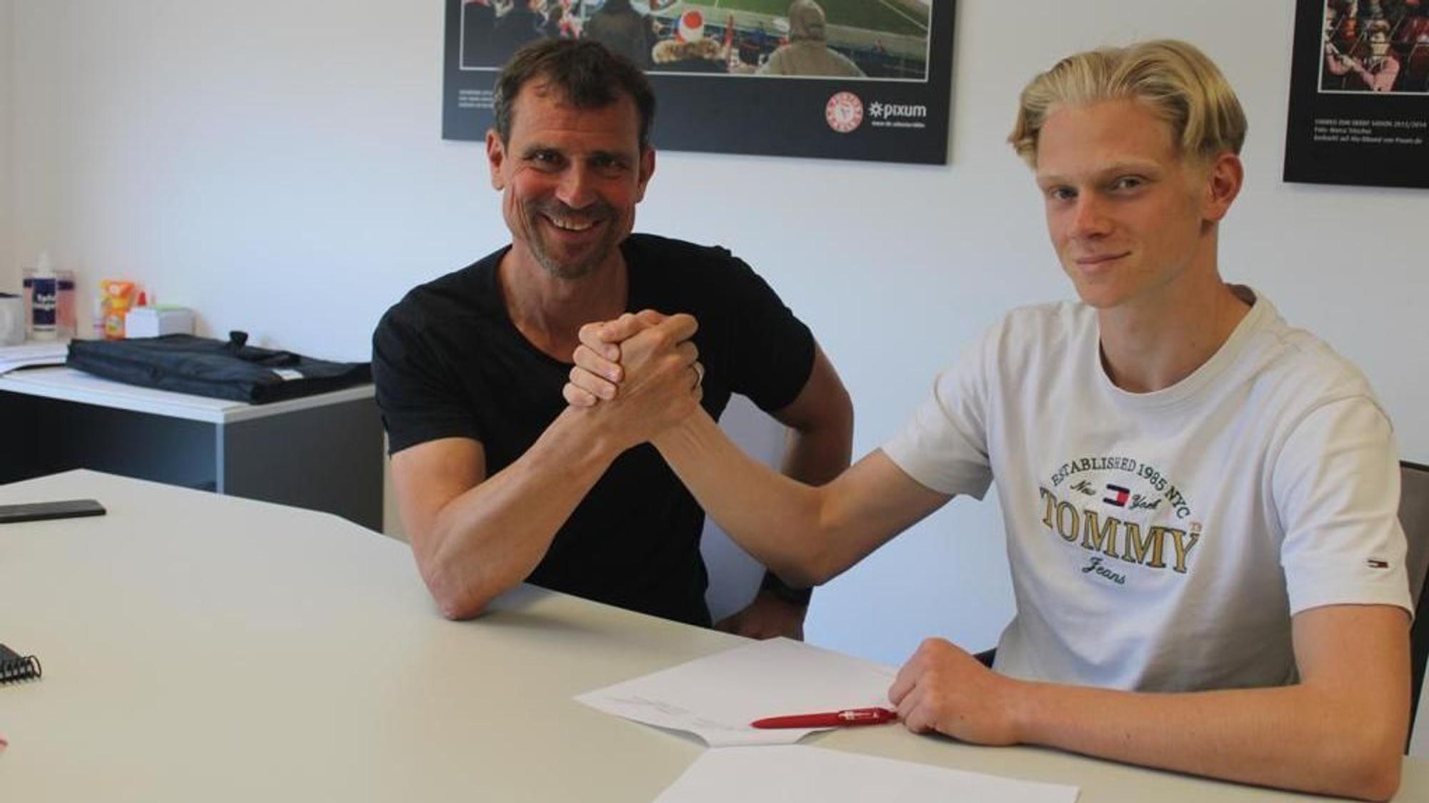 Fortuna Kölns Sportdirektor Matthias Mink (links) mit Nachwuchsstürmer Tim Birkenheuer