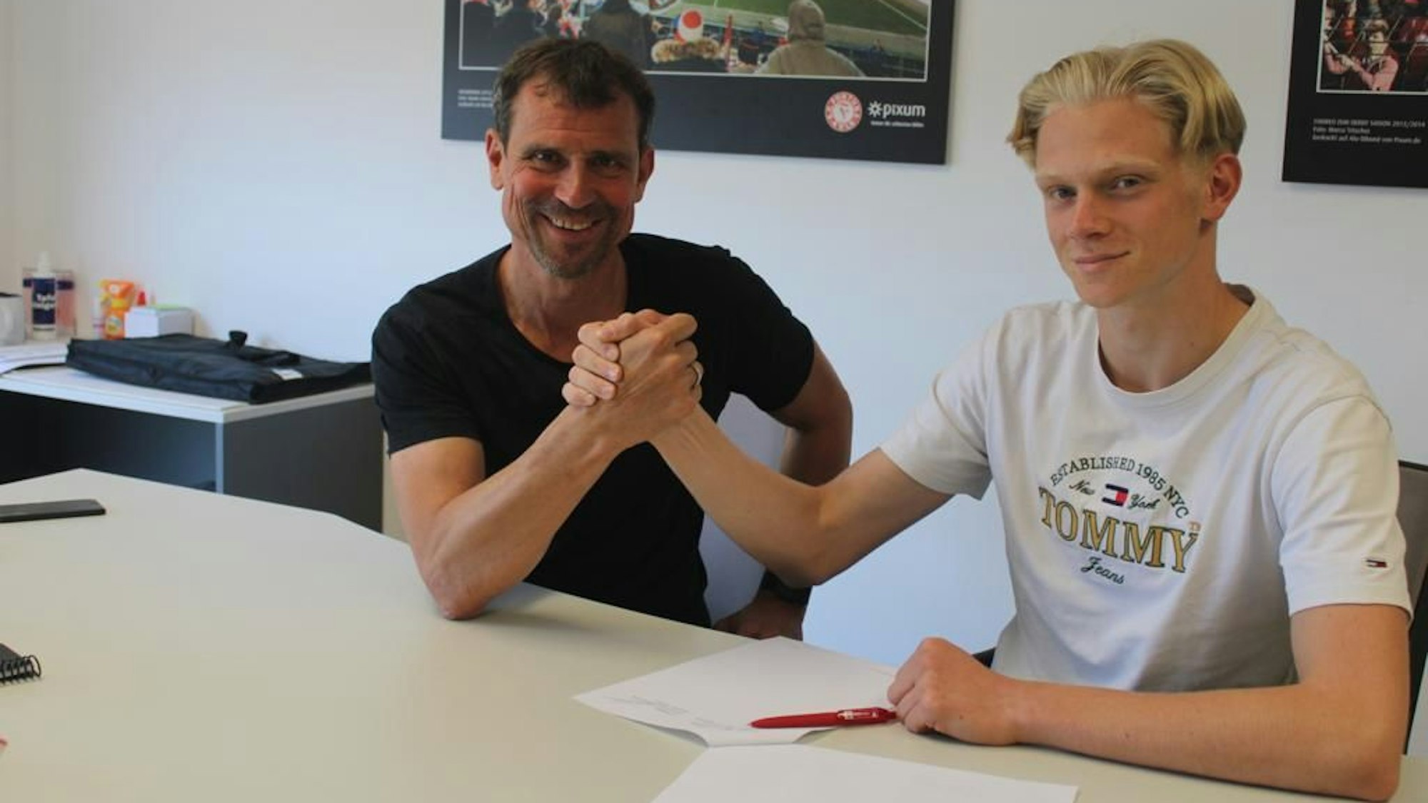 Fortuna Kölns Sportdirektor Matthias Mink (links) mit Nachwuchsstürmer Tim Birkenheuer