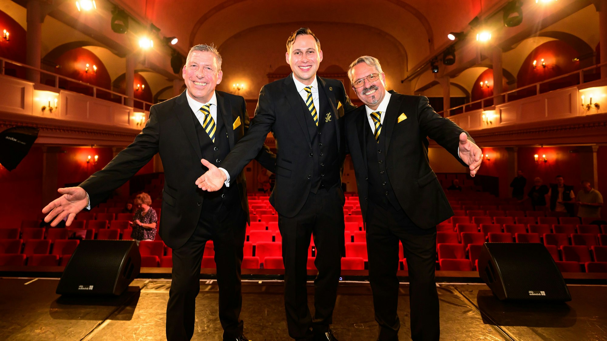 Das designierte Dreigestirn der KG Treuer Husar, Prinz Sascha Klump (Mitte), Bauer Werner Klump und Jungfrau Friedrich Klump (l.).