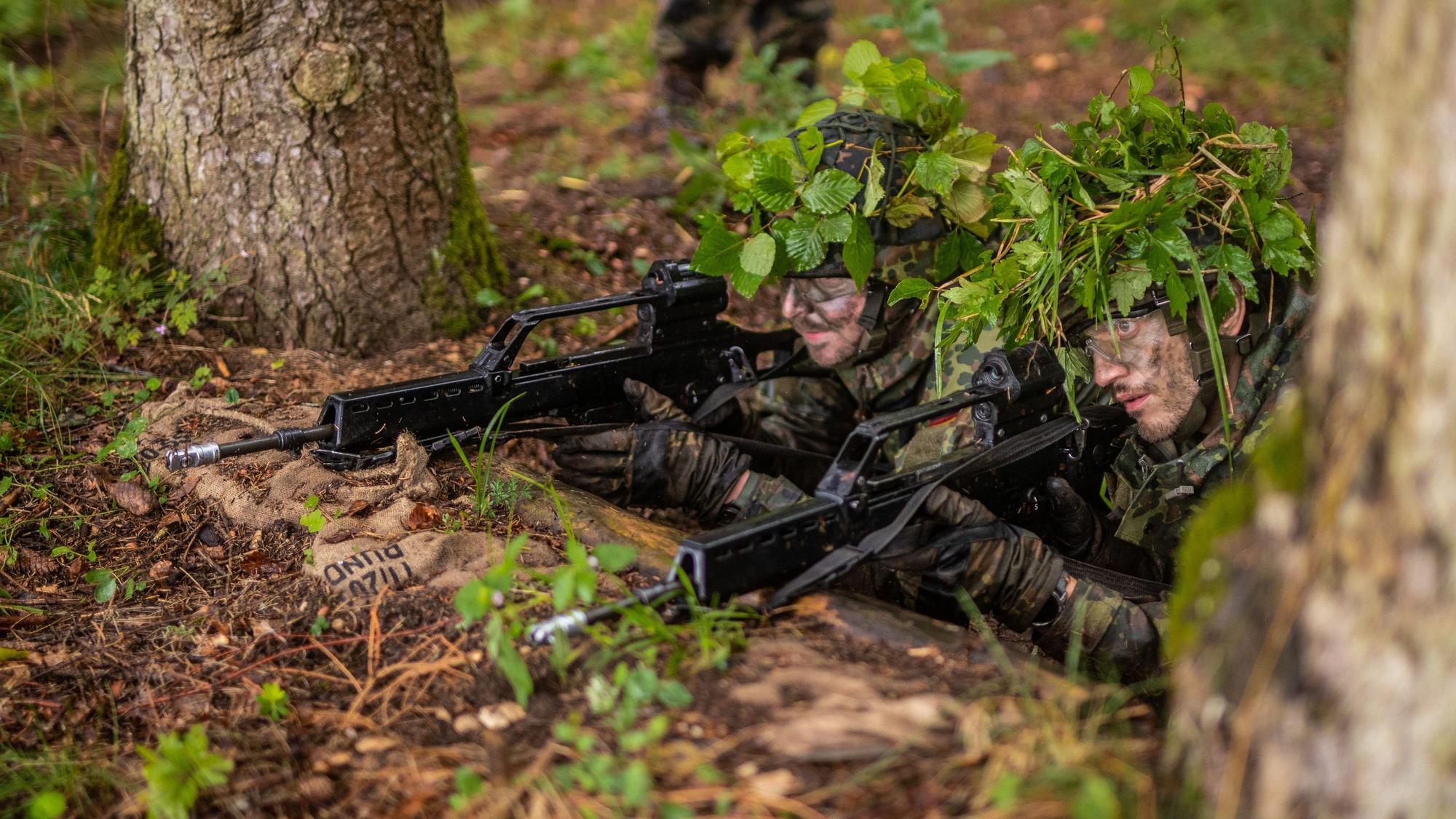 Reservisten nehmen auf einem Übungsplatz der Bundeswehr an der Abschlussübung.
