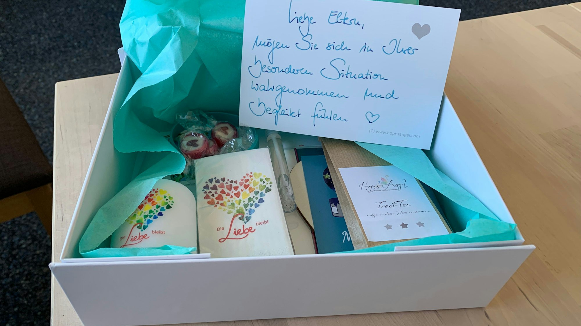 Ein Paket von Hope's Angel für Eltern, deren Kind tot geboren wurde oder einen Frühtod hatte.