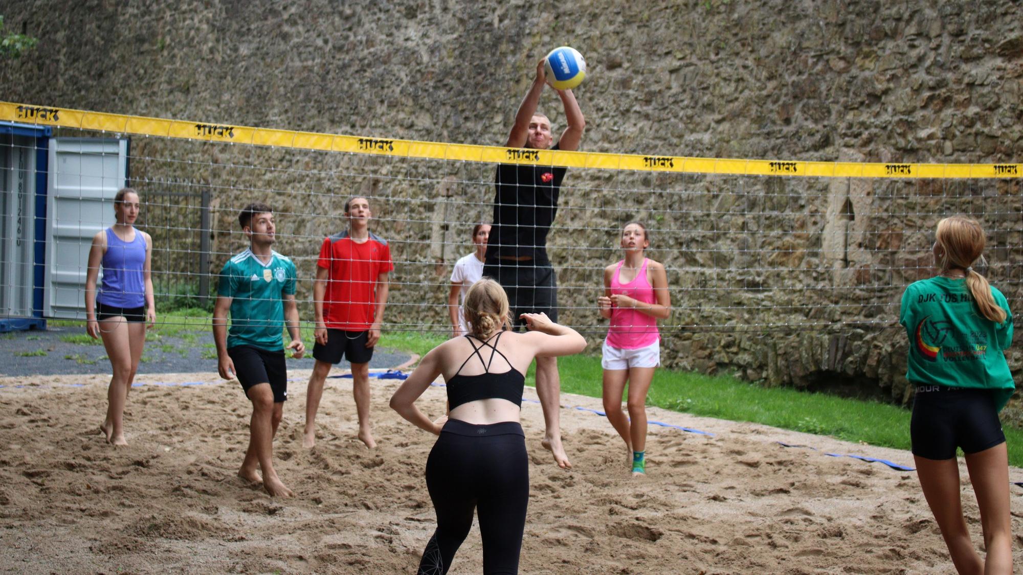 Schüler des St.-Michael-Gymnasiums Bad Münstereifel spielen auf dem Beachvolleyballfeld Volleyball.