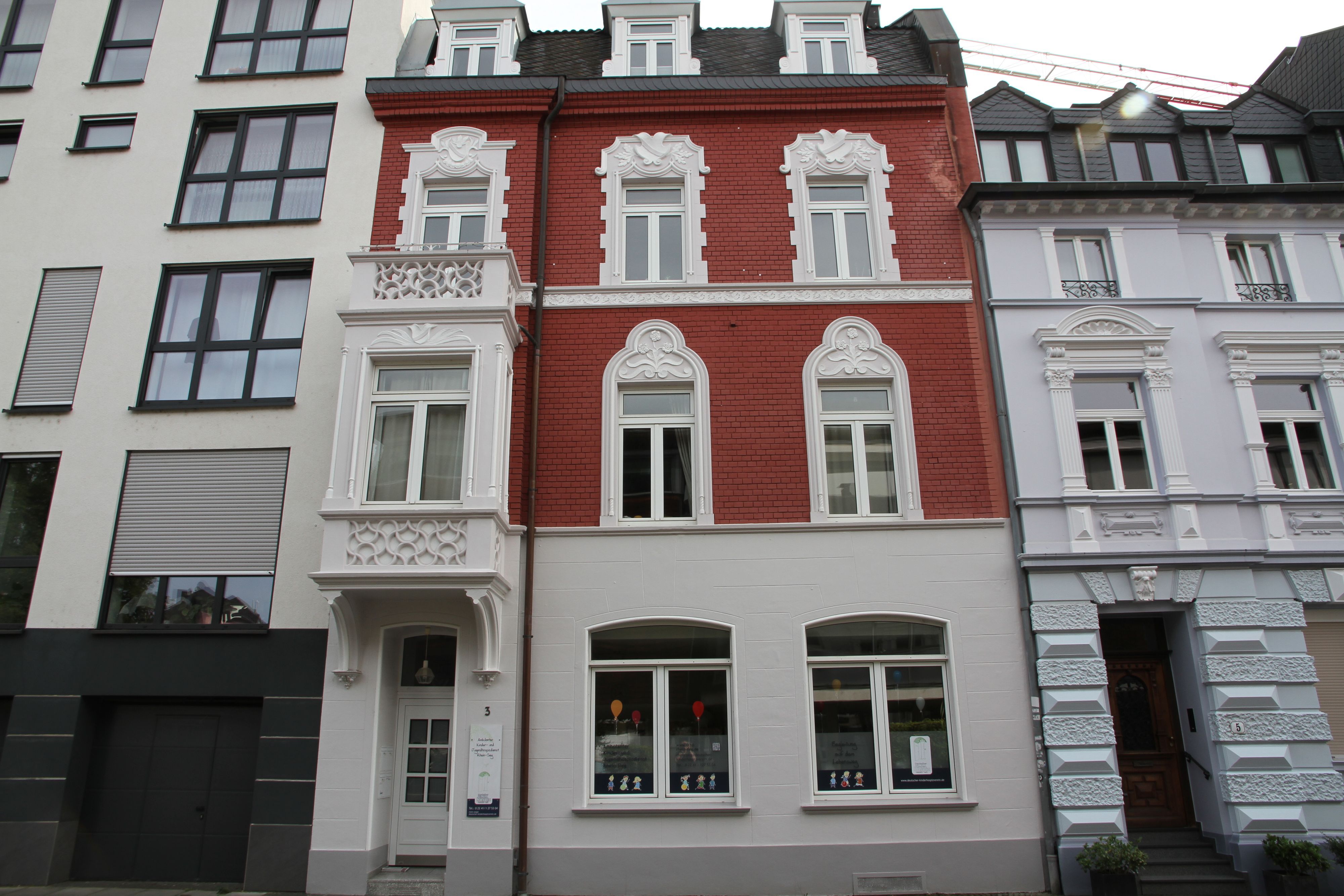 Haus mit rot-weißer Fassade an der Alleestraße in Siegburg