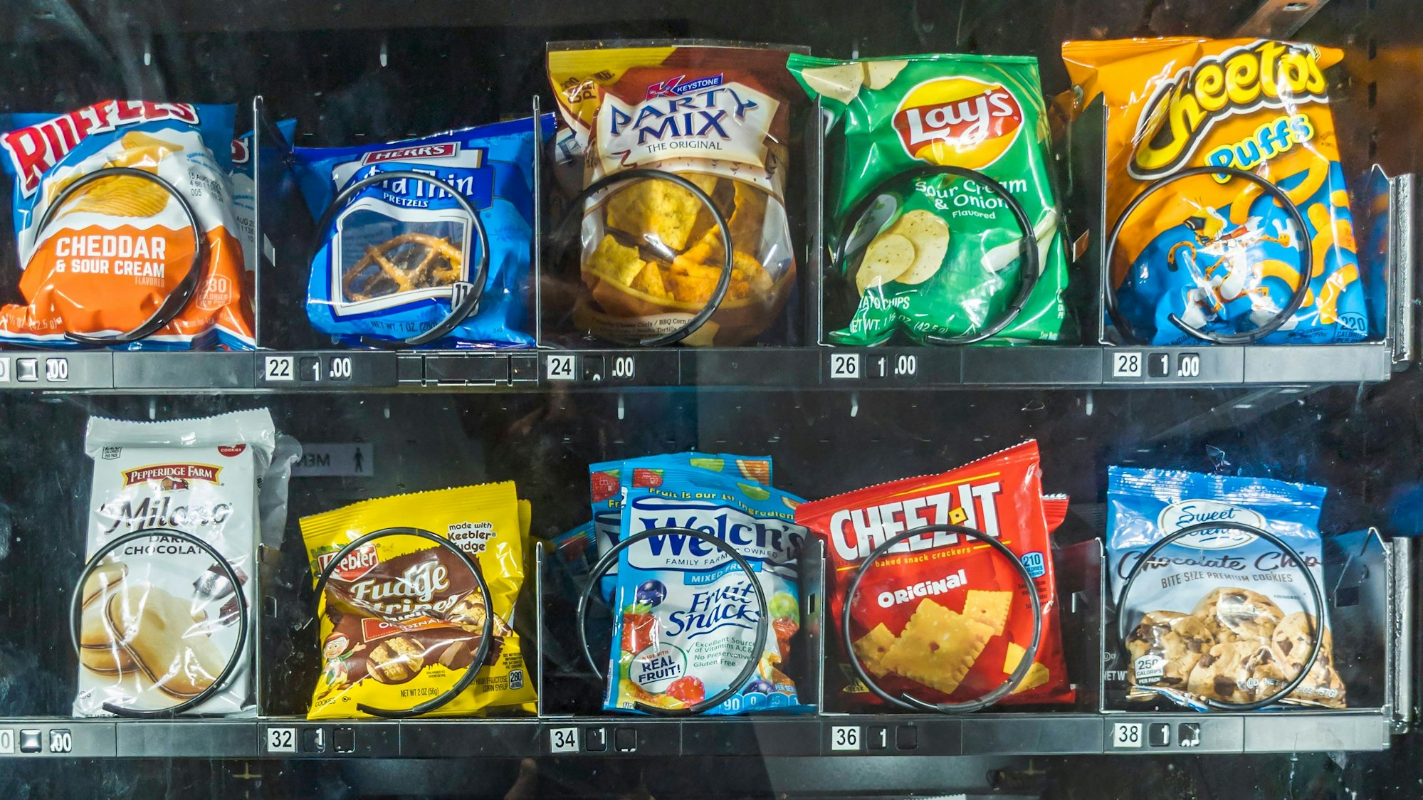 Chipstüten im Verkaufsautomat