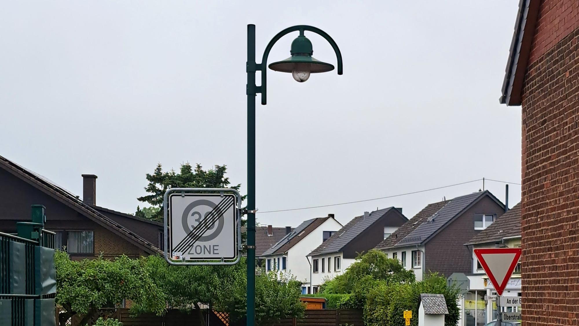 Eine Straßenlaterne im Niederkasseler Stadtteil Rheidt. Auch sie soll, um Energie zu sparen, künftig zwischen 1 Uhr nachts und 5 Uhr morgens ausgeschaltet bleiben.