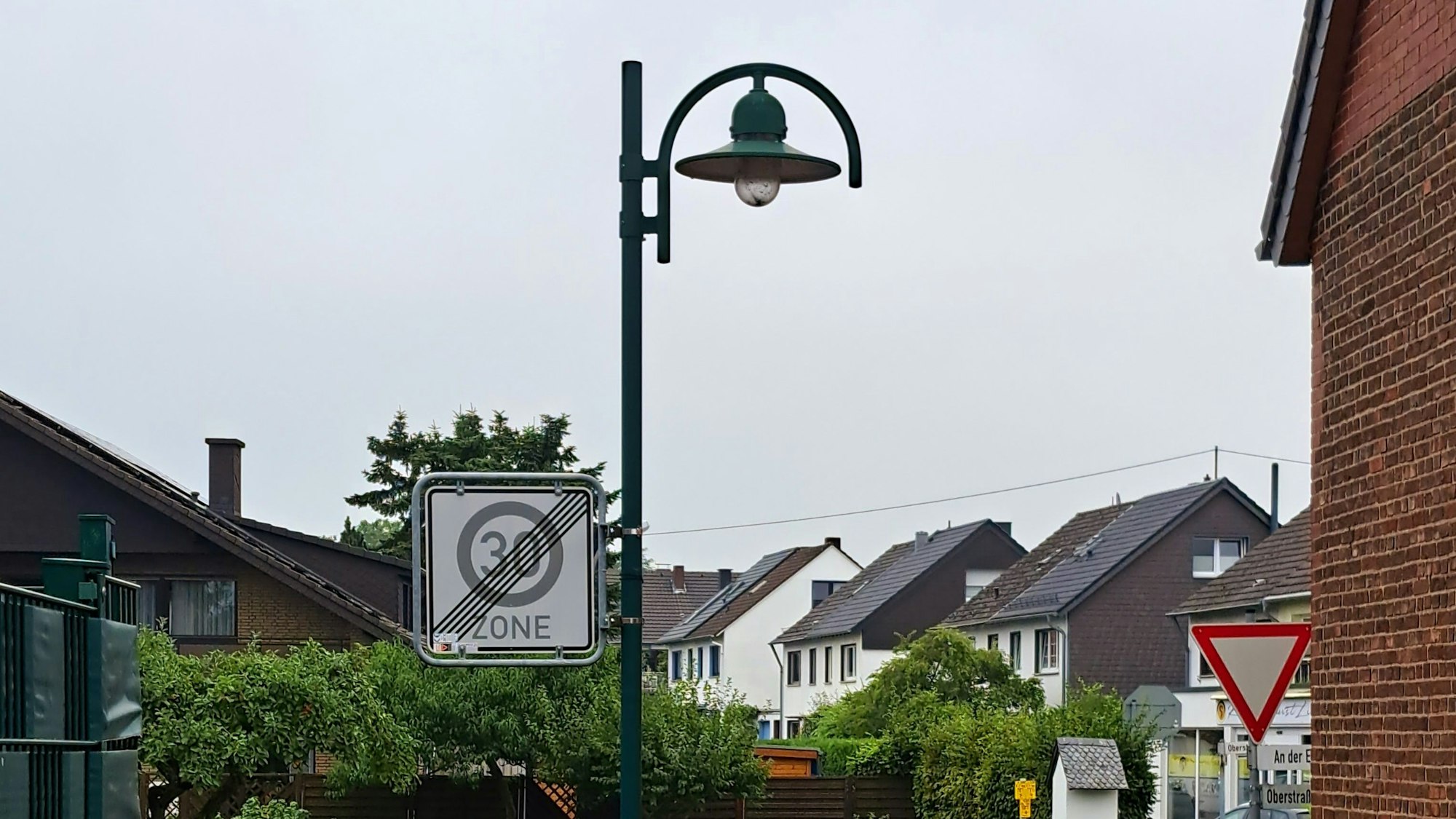Eine Straßenlaterne im Niederkasseler Stadtteil Rheidt. Auch sie soll, um Energie zu sparen, künftig zwischen 1 Uhr nachts und 5 Uhr morgens ausgeschaltet bleiben.