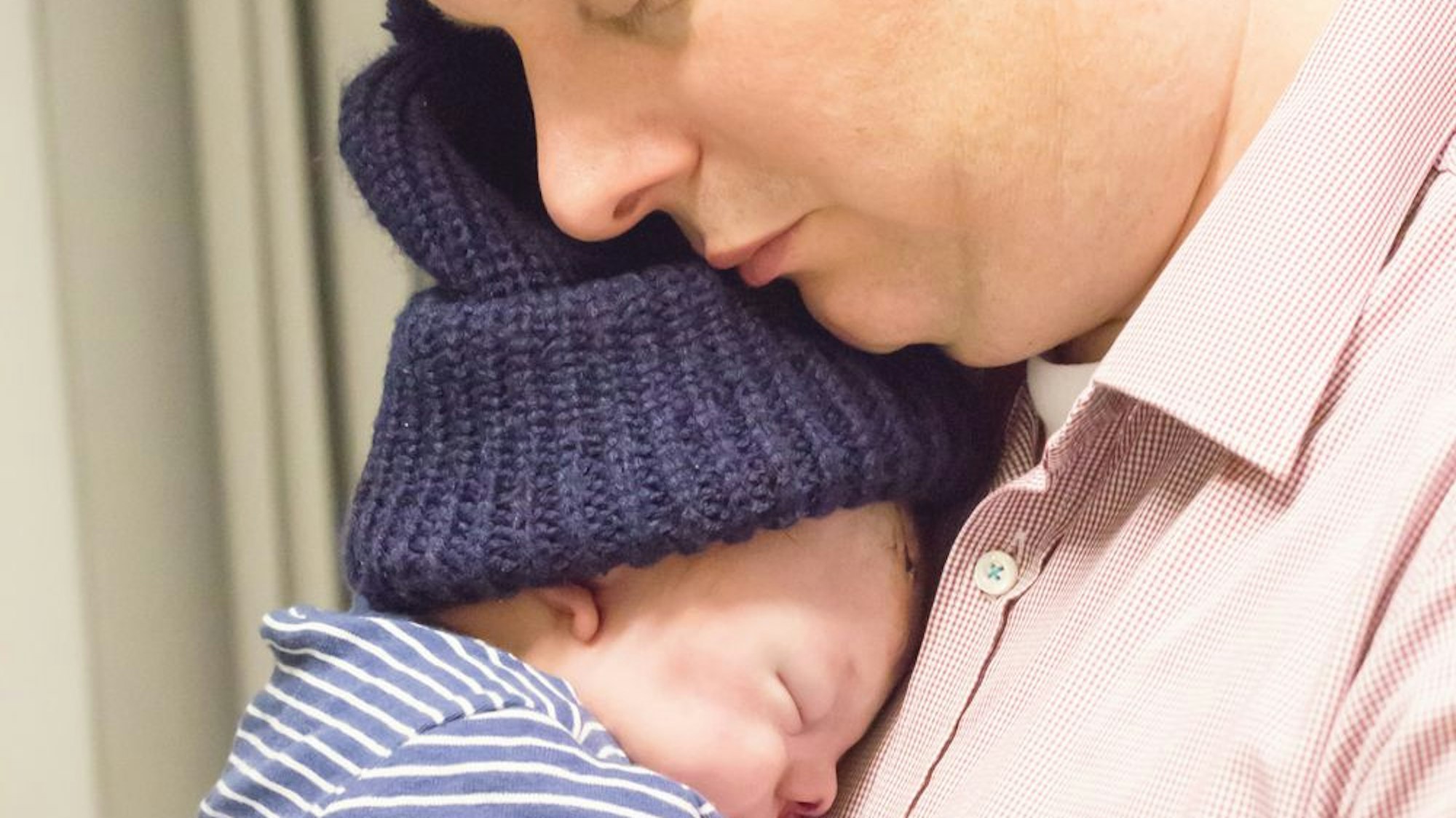 Ein Vater hält seinen toten Sohn im Arm.