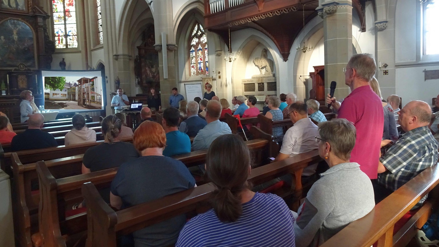 Kirche St. Martin in Flerzheim: Bürgerinformation zum Neubau der Grundschule und Turnhalle mit knapp 100 Bürgern.