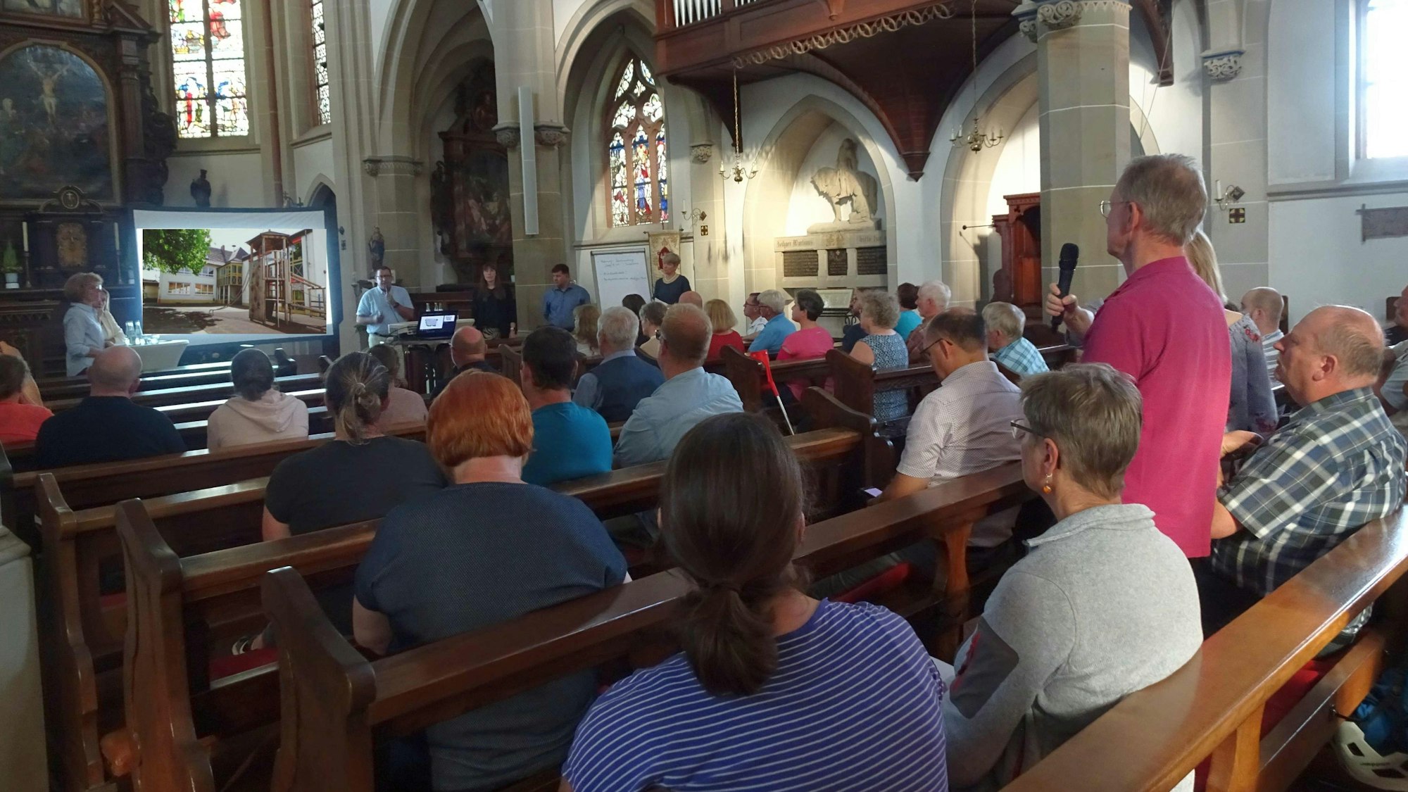 Kirche St. Martin in Flerzheim: Bürgerinformation zum Neubau der Grundschule und Turnhalle mit knapp 100 Bürgern.
