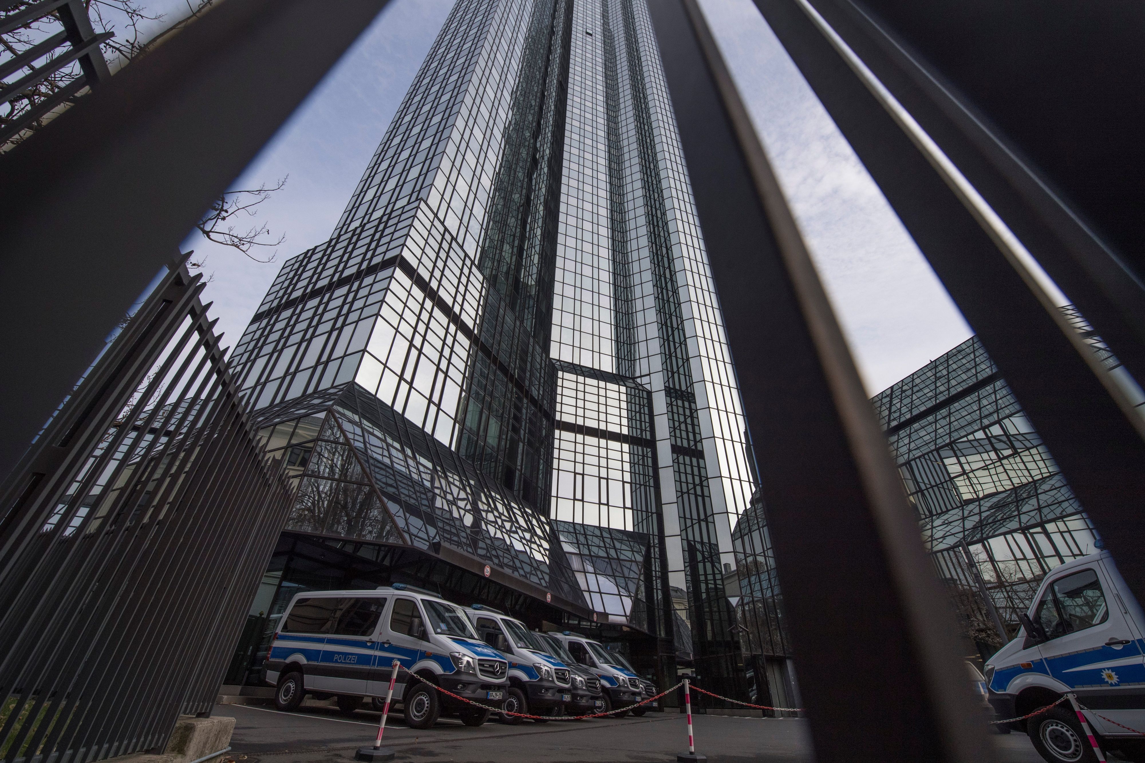 Fahrzeuge der Bundespolizei stehen an der Zentrale der Deutschen Bank.