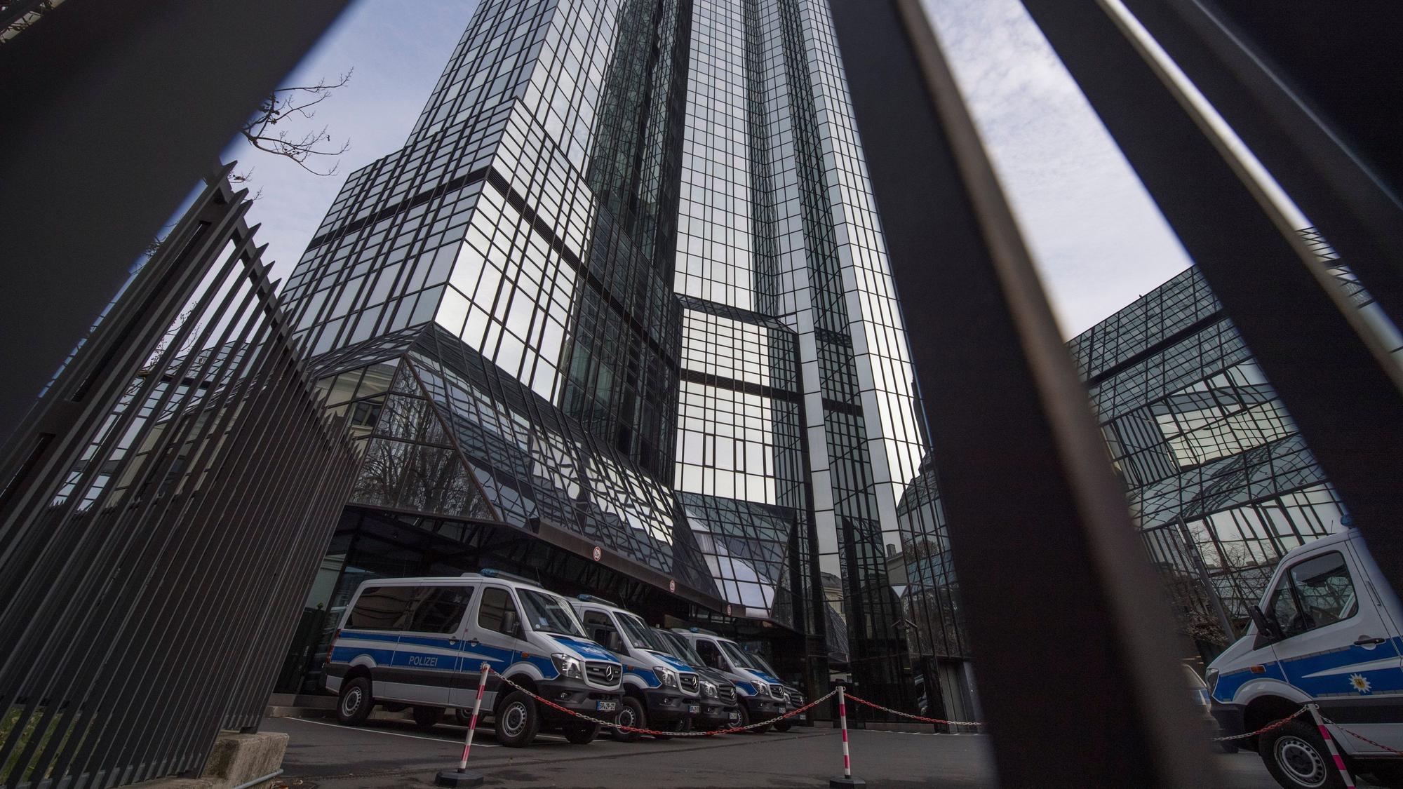 Fahrzeuge der Bundespolizei stehen an der Zentrale der Deutschen Bank.