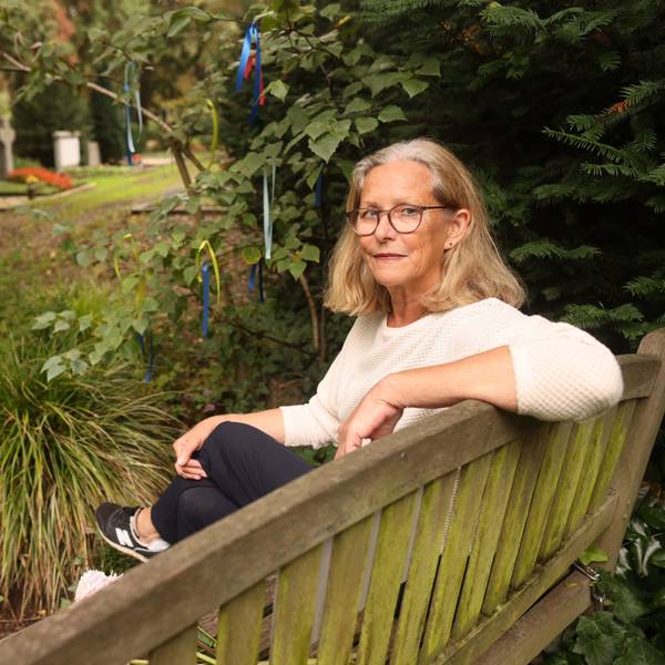 Annegret Fleischel am Grab ihres Sohnes auf dem Melaten-Friedhof.