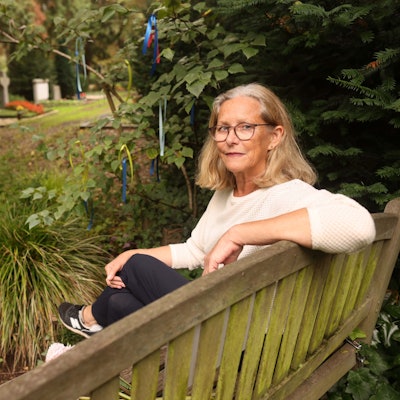 Annegret Fleischel am Grab ihres Sohnes auf dem Melaten-Friedhof.