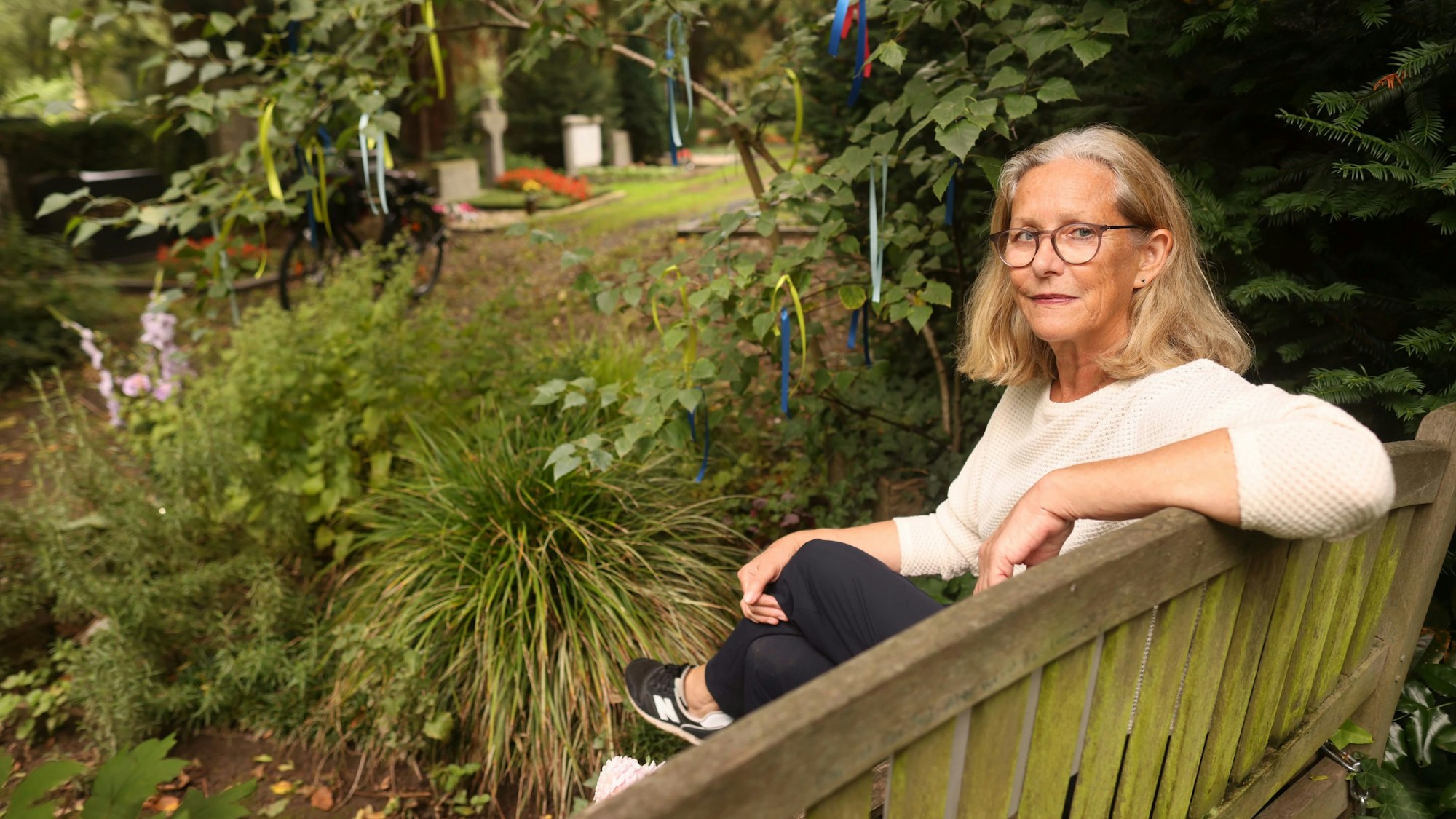 Annegret Fleischel am Grab ihres Sohnes auf dem Melaten-Friedhof.