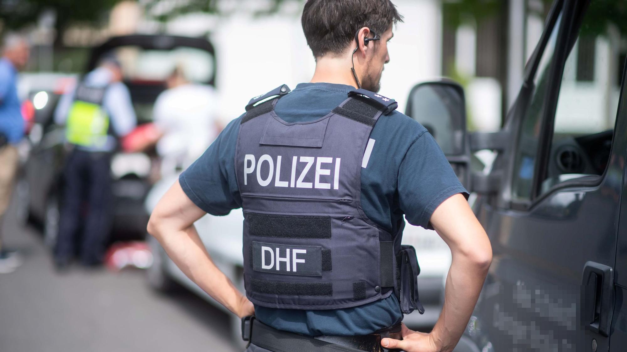 Ein Polizeibeamter spricht während einer Verkehrskontrolle mit dem Fahrer.