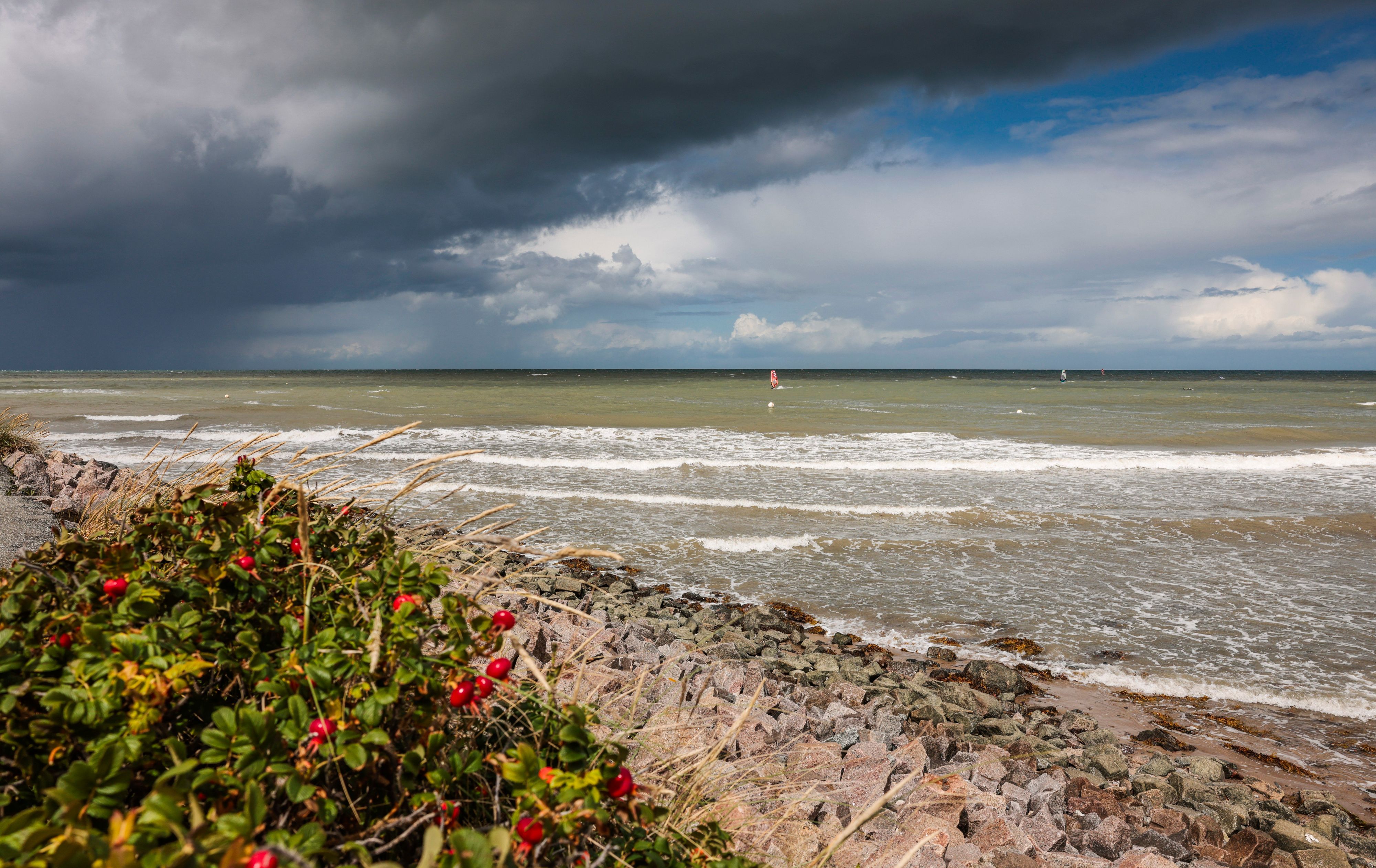 unkle Wolken ziehen vor einem Regenschauer über die Ostsee. (Symbolbild)