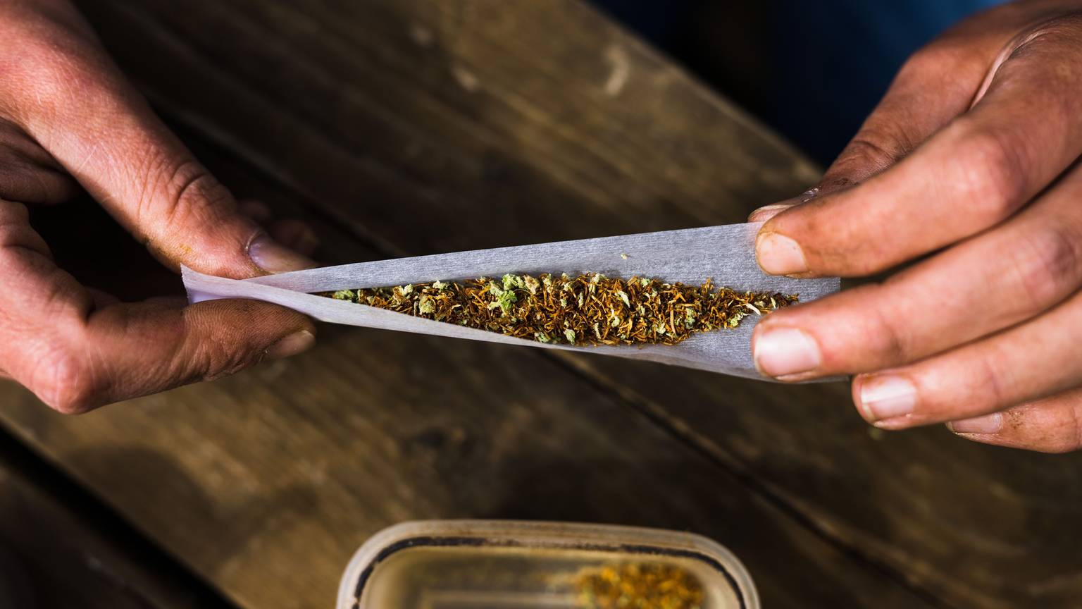 Eine Joint wird gedreht.