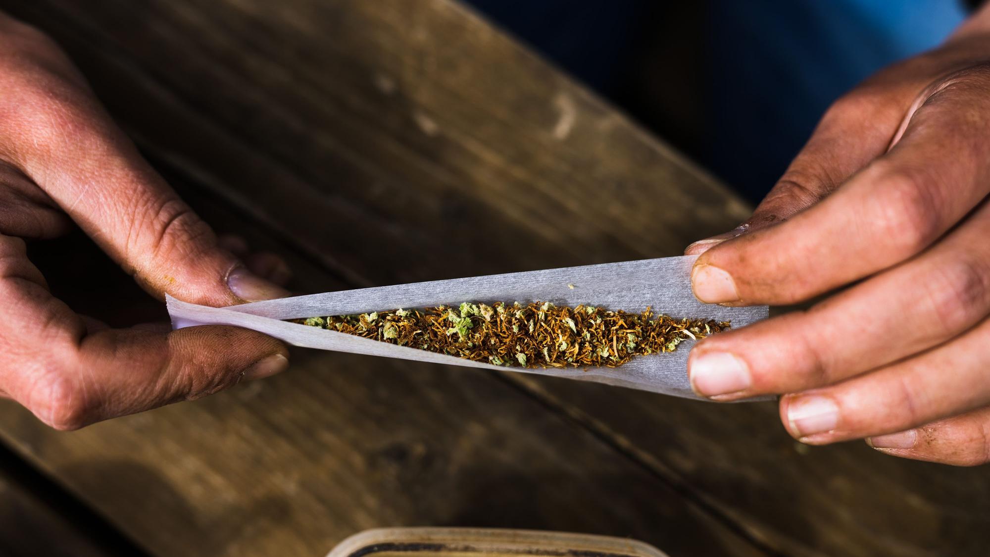 Eine Joint wird gedreht.