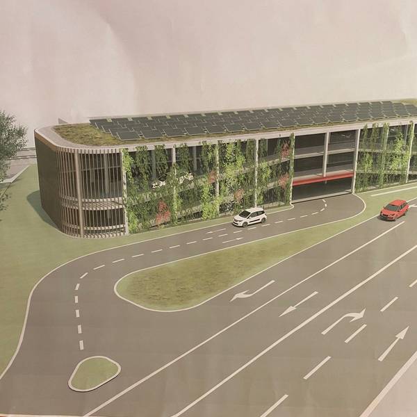 Die Visualisierung zeigt ein Parkhaus mit drei Ebenen. Auf dem Dach sind Photovoltaik-Module angebracht.