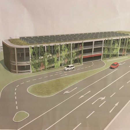 Die Visualisierung zeigt ein Parkhaus mit drei Ebenen. Auf dem Dach sind Photovoltaik-Module angebracht.
