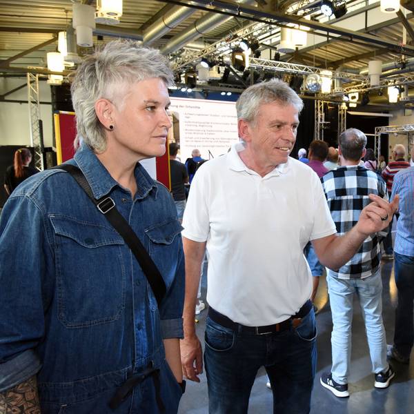 Zwei Personen stehen vor einem Schaubild und informieren sich über das Integrierte Stadtentwicklungskonzept.