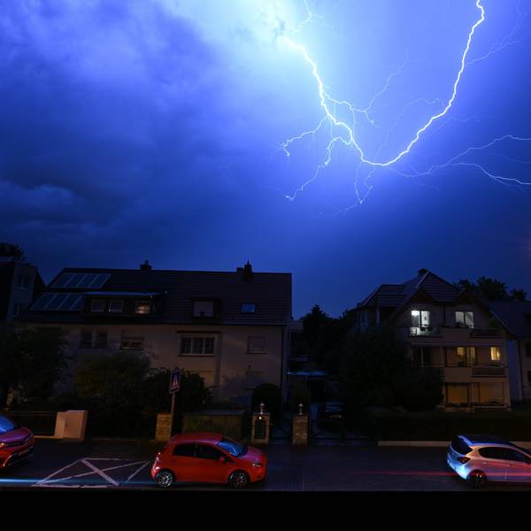 Blitze entladen sich am Abendhimmel in Frankfurt. Dort musste wegen der heftigen Regenfälle eine Landebahn des Flughafens zeitweise gesperrt werden. Zahlreiche Flüge fielen aus.
