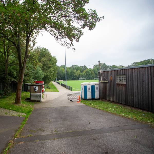Bei einer Auseinandersetzung neben einem Sportplatz in Köln-Buchheim ist ein Jugendlicher am Mittwochabend lebensgefährlich verletzt worden.