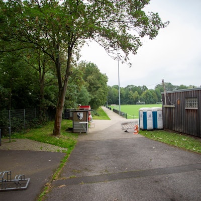 Bei einer Auseinandersetzung neben einem Sportplatz in Köln-Buchheim ist ein Jugendlicher am Mittwochabend lebensgefährlich verletzt worden.