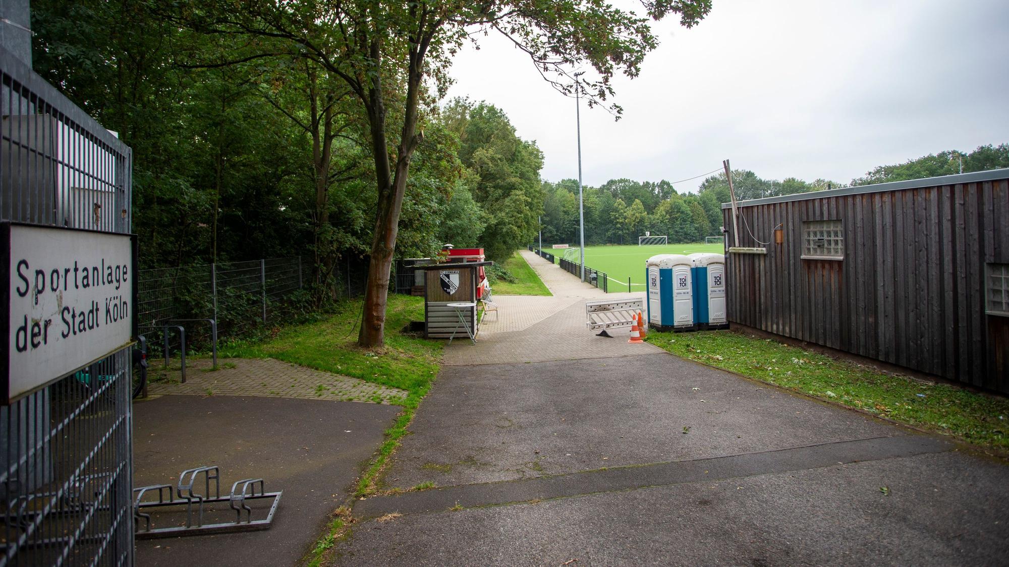Bei einer Auseinandersetzung neben einem Sportplatz in Köln-Buchheim ist ein Jugendlicher am Mittwochabend lebensgefährlich verletzt worden.