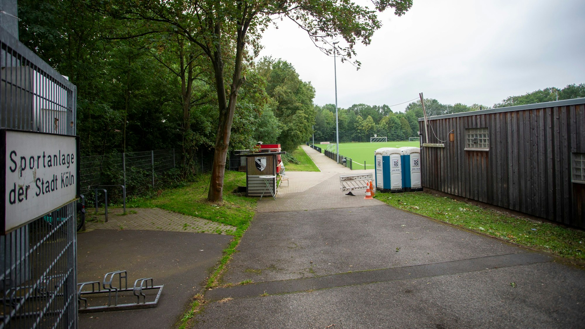 Bei einer Auseinandersetzung neben einem Sportplatz in Köln-Buchheim ist ein Jugendlicher am Mittwochabend lebensgefährlich verletzt worden.