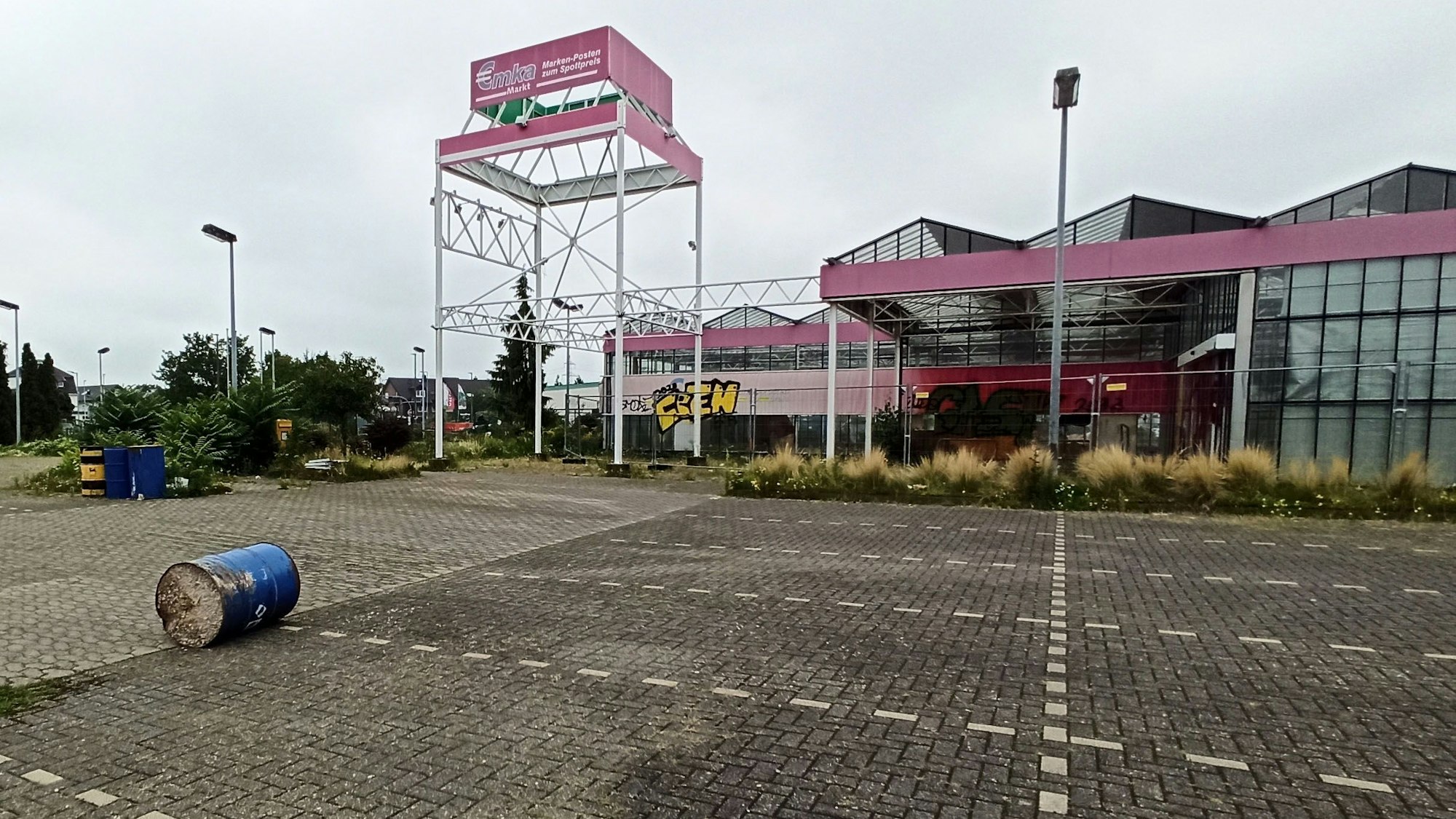 Trostlos sieht auch der Parkplatz an der Ostseite des Bahnhofs aus.